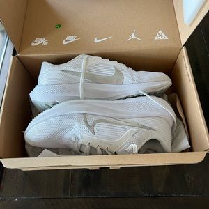 Almost new Nike Pegasus 40s - Size 8